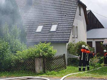 Die Feuerwehren aus Lahm, Hesselbach, Steinberg und Wilhelmsthal waren am Mittwoch in Lahm im Einsatz, um einen Kellerbrand zu löschen. Foto: Hartmut Neubauer