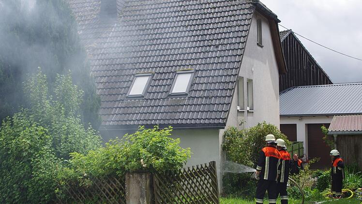 Die Feuerwehren aus Lahm, Hesselbach, Steinberg und Wilhelmsthal waren am Mittwoch in Lahm im Einsatz, um einen Kellerbrand zu löschen. Foto: Hartmut Neubauer