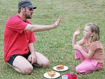 Vater und Tochter nehmen am Programm des Evangelischen Bildungswerkes teil.  Foto: Rolf Schilling