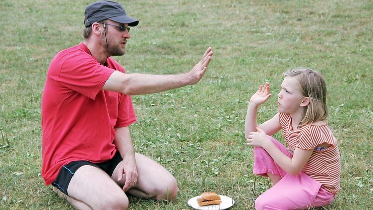 Vater und Tochter nehmen am Programm des Evangelischen Bildungswerkes teil.  Foto: Rolf Schilling