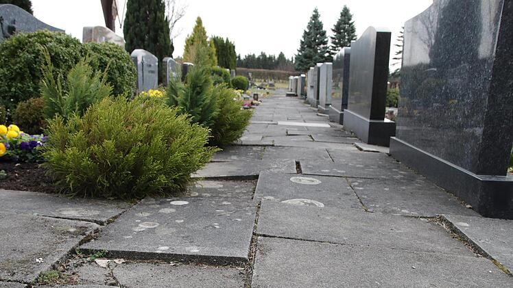 Die Plattenwege auf dem Reichenbacher Friedhof sind  in einem schlechten Zustand. Sie müssen dringend instand gesetzt werden.Klaus Klaschka
