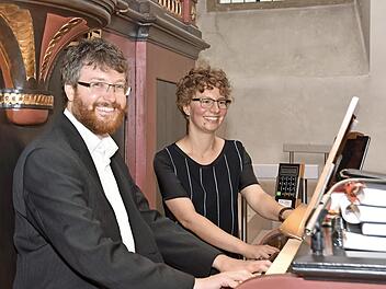 Jan Dolezel an der restaurierten Orgel in St. Michael  Foto: Sebastian Kufner