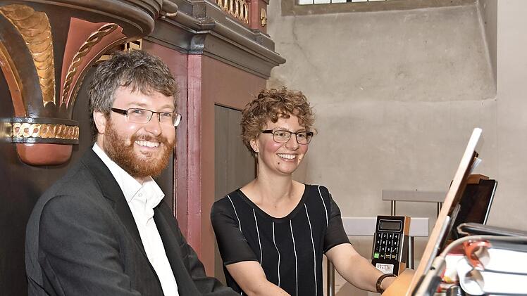 Jan Dolezel an der restaurierten Orgel in St. Michael  Foto: Sebastian Kufner