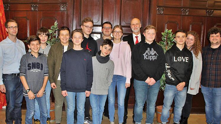 Tobias Schneider Jugendbeauftragter des Stadtrats (von links), Oberbürgermeister Kay Blankenburg, die  Leiterin des Jukuz,  Lisa-Maria Hofmann und  Referatsleiter Jugend und Soziales Philipp Pfülb, zusammen mit dem  neu gewählten Jugendbeirat. Werner Vogel