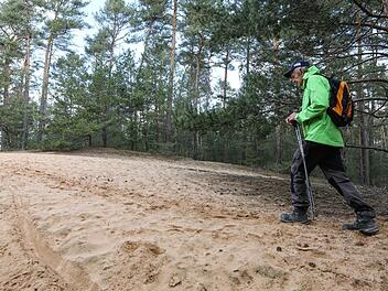 Andreas Schettler führt zu den Dünen. Foto: Barbara Herbst