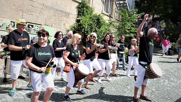 Musik, Akrobatik und Kulinarisches gab es am Pfingstmontag in Himmelkron in allen Ecken des Ortes.Werner Reißaus