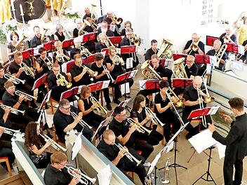 Das prächtig aufgelegte Ensemble des Bayerischen Posaunenchorverbandes begeisterte in der Trebgaster Johanneskirche.  Foto: Dieter Hübner