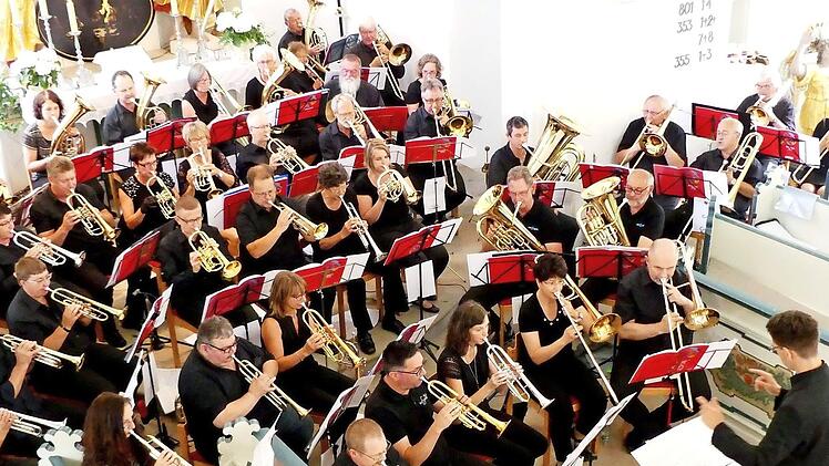 Das prächtig aufgelegte Ensemble des Bayerischen Posaunenchorverbandes begeisterte in der Trebgaster Johanneskirche.  Foto: Dieter Hübner