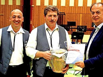 Josef Schramm wurde f&uuml;r 50-j&auml;hriges Musizieren bei der Blaskapelle Uetzing durch den Nordbayerischen Musikbund ausgezeichnet.