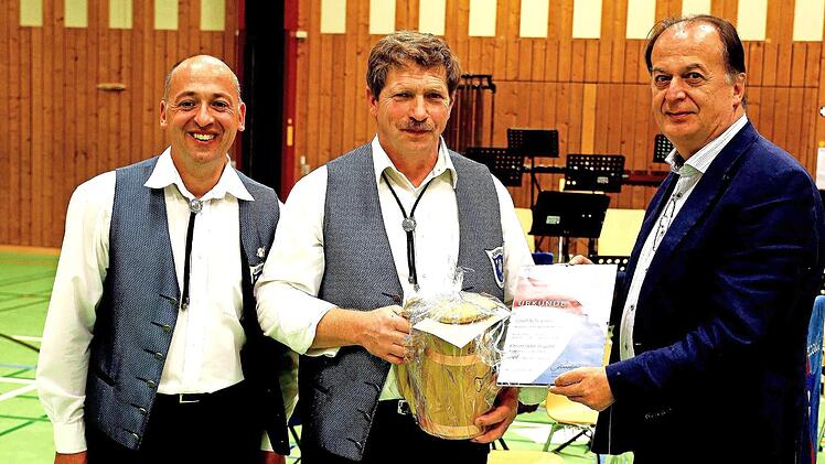 Josef Schramm wurde für 50-jähriges Musizieren bei der Blaskapelle Uetzing durch den Nordbayerischen Musikbund ausgezeichnet.