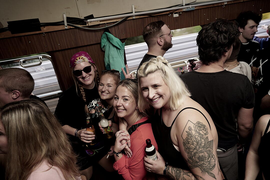 Party im Zug - Raver*innen tanzen zu Techno-Beats