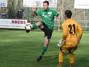 Patrick Seufert (links) von der SG Waldberg/Stangenroth lässt hier Gästekeeper Niklas Geppert von der SG Oberleichtersbach/Modlos keine Abwehrchance und trifft zum 1:0. Foto: Hopf