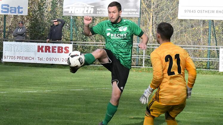 Patrick Seufert (links) von der SG Waldberg/Stangenroth lässt hier Gästekeeper Niklas Geppert von der SG Oberleichtersbach/Modlos keine Abwehrchance und trifft zum 1:0. Foto: Hopf