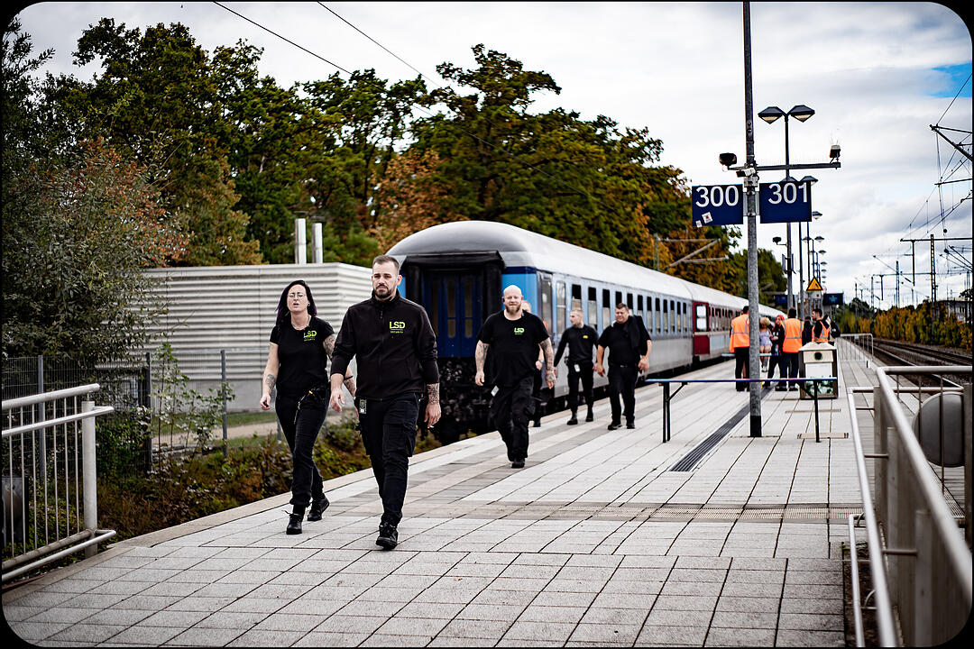 Hard Techno und Trance in drei verschiedenen Party-Waggons!