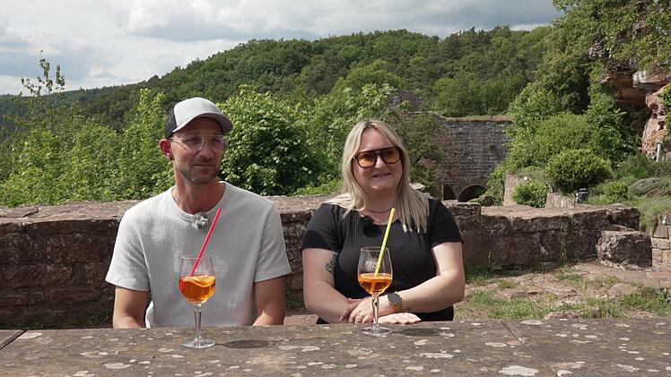 Lorene und Tobias gl&uuml;hen in sch&ouml;ner Landschaft schon mal vor.