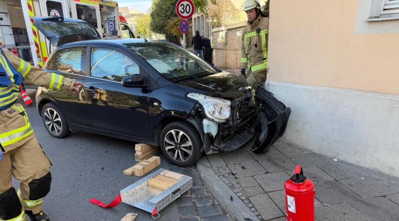 Unfall in Bamberg: Auto kracht gegen Geb&auml;ude
