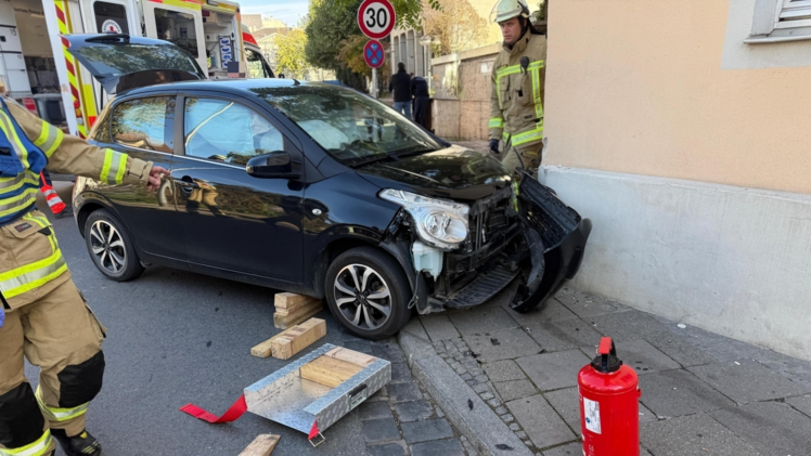 Unfall in Bamberg: Auto kracht gegen Geb&auml;ude
