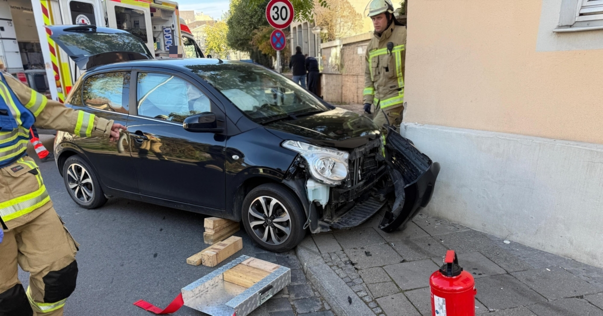 Unfall in Bamberg: Feuerwehr und Rettungsdienst holen Person aus Wagen