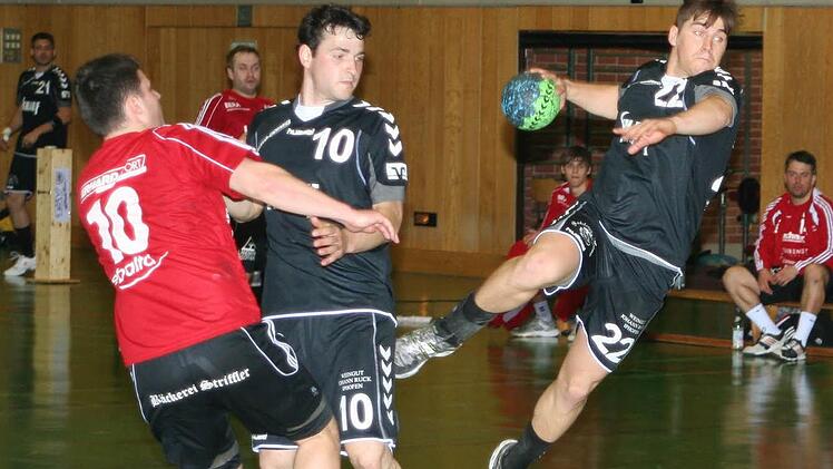 In dieser Spielzeit könnte Maximilian Häckner (rechts, beobachtet von Mannschaftskollege Andreas Paul) mit dem TSV Rödelsee der ganz große Wurf gelingen. Zunächst soll heute Abend die Hinrunde verlustpunktfrei abgeschlossen werden.  Foto: Kiemer