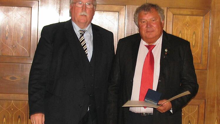 Wilhelm Wenning (links) gratulierte Günther Blumenröther zur Auszeichnung.