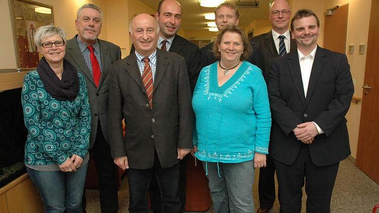 In den neu gewählten Vorstand und den Kontrollausschuss des ASB kamen (von links): Gabriele Morper-Marr, Bürgermeister Norbert Tessmer, Hans-Joachim Lieb, Johannes Schubert, Peer Medau. Gabriele Jahn, Bernhard Höfer, Jochen Dressel.  Foto: Meißinger