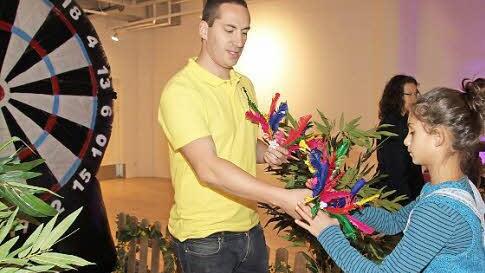 "Fritz"-Jubiläum: Lea probiert mit den Dartpfeilen ihr Glück. Foto: Sonja Adam