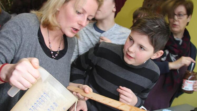 Sarah Ferner hatte bei der Gedenkfeier alle Hände voll zu tun, denn sie machte Crêpes.