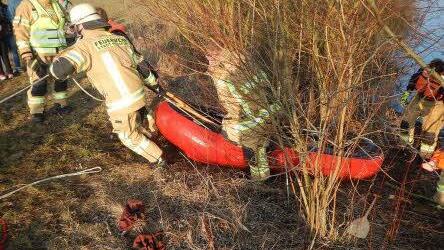 Im Boot wird das noch lebende Reh an Land gebracht. Foto: Freiwillige Feuerwehr Haßfurt