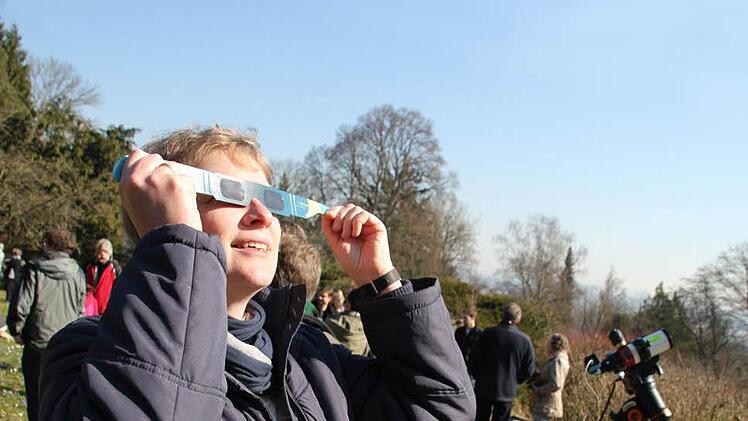 Christine Dietel blickt im Garten der Sternwarte zum Himmel. Foto: Sebastian Martin