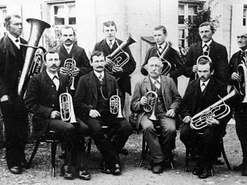Dieses Foto entstand 30 Jahre nach der Gründung des Musikvereins Birnbaum - links der damalige Leiter Michael Wachter. Foto: MV Birnbaum