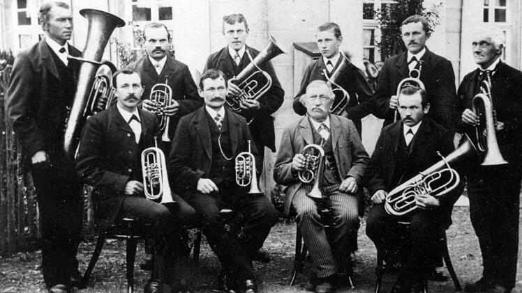 Dieses Foto entstand 30 Jahre nach der Gründung des Musikvereins Birnbaum - links der damalige Leiter Michael Wachter. Foto: MV Birnbaum
