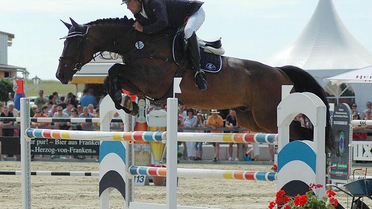 Heino Möller (Detter/ Weißenbach) darf nun das Goldene Reitabzeichen tragen. Foto: Sebastian Schmitt-Mathea