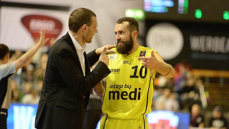 Bastian Doreth bespricht sich mit Trainer Michael Koch. Foto: Peter Mularczyk