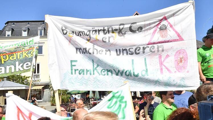 Demonstration gegen einen Nationalpark Frankenwald auf dem Kulmbacher Marktplatz Foto: Ronald Rinklef
