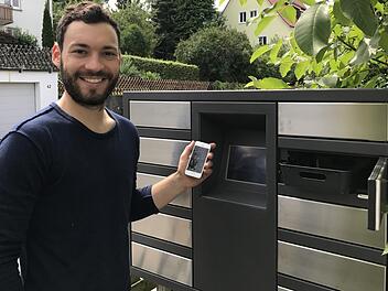 Nicholas Mohnlein vor seiner MoonBox in der Hainbrunnenstraße.