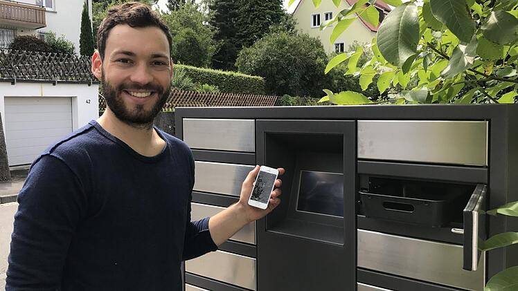 Nicholas Mohnlein vor seiner MoonBox in der Hainbrunnenstraße.