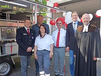 Über den neuen Betreuungsanhänger sowie die Garagen (im Hintergrund) freuen sich (von links) Claus Weigand, Dirk Fischer, Yvonne Schüppler, Udo Hoppe, Marco Steiner, Arnold Kroll.  Foto: Doris Weidner