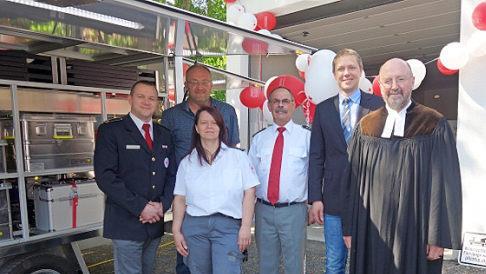 Über den neuen Betreuungsanhänger sowie die Garagen (im Hintergrund) freuen sich (von links) Claus Weigand, Dirk Fischer, Yvonne Schüppler, Udo Hoppe, Marco Steiner, Arnold Kroll.  Foto: Doris Weidner