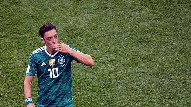 Mesut &Ouml;zil aus Deutschland geht in die Halbzeitpause. Fu&szlig;ball-Weltmeister Mesut &Ouml;zil tritt aus der deutschen Nationalmannschaft zur&uuml;ck. Foto: Ina Fassbender/dpa