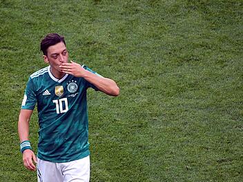 Mesut Özil aus Deutschland geht in die Halbzeitpause. Fußball-Weltmeister Mesut Özil tritt aus der deutschen Nationalmannschaft zurück. Foto: Ina Fassbender/dpa