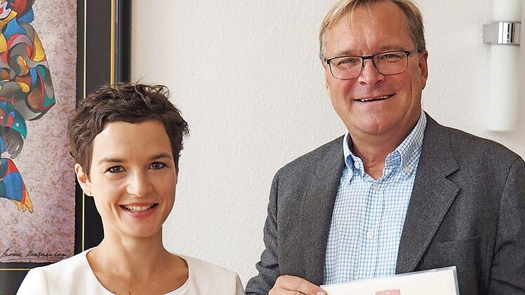 Die neue Familienbeauftragte Carolin Lang machte bei OB Andreas Starke ihren Antrittsbesuch.  Foto: Stadt Bamberg