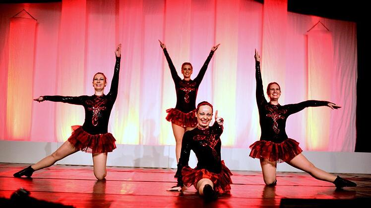 Die "No-Limits"-T&auml;nzerinnnen. Foto: Sebastian Henning