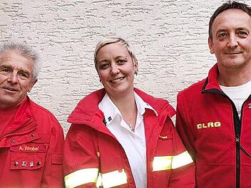 Vorsitzende Angela Wrobel freute sich, mit Achim Wrobel (l.) und Gerd Dotzler zwei Helfer der Schneekatastrophe in Traunstein auszeichnen zu dürfen. Foto: Susanne Deuerling