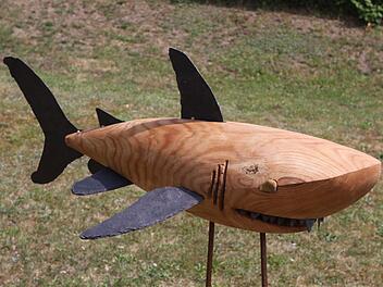 Urban Stark fertigte im vergangenen Jahr als "Nebenprodukt" aus einem &uuml;brig gebliebenen Holzstamm einen Haifisch. Die Flossen sind aus Schiefer.  Michael Wunder