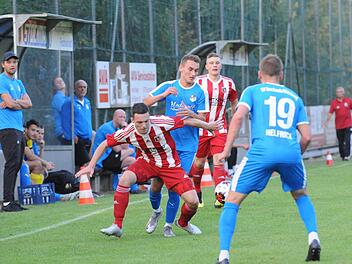 Seinen Kontrahenten vom SV Euerbach/Kützberg hält Fuchsstadts Marcel Frank (links) geschickt auf Distanz. Foto: ssp