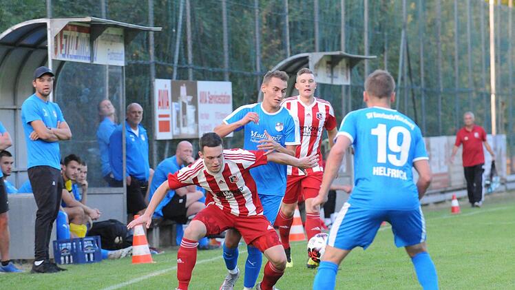 Seinen Kontrahenten vom SV Euerbach/Kützberg hält Fuchsstadts Marcel Frank (links) geschickt auf Distanz. Foto: ssp