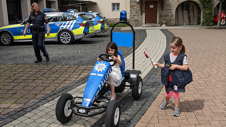 Mädchen (3) malte süße Dankesbotschaft: Polizei Bad Neustadt revanchiert sich mit besonderer Aktion
