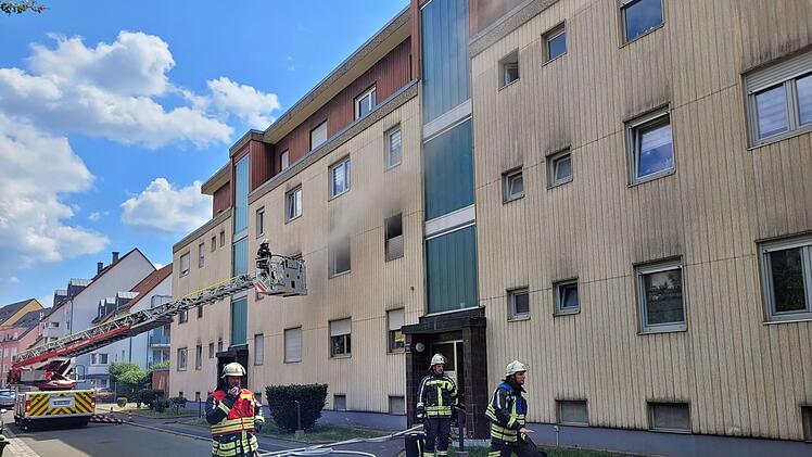 Lauf: Brand in Mehrfamilienhaus - Feuerwehr muss Hunde retten