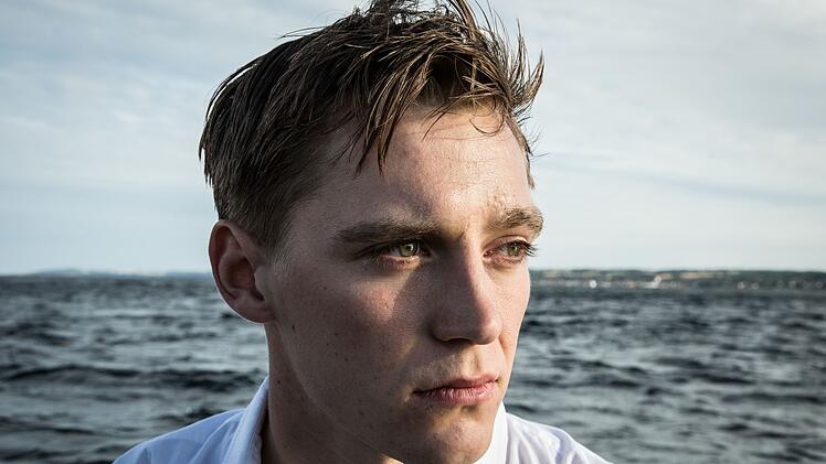 Starke Schauspieler in einer einfachen Geschichte &uuml;ber die Liebe: "Schweigeminute" nach der gleichnamigen Novelle von Siegfried Lenz ist als Film durchaus eine Gratwanderung zwischen Fernsehspiel-Kitsch und anspruchsvollem Drama.