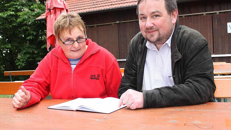 Mesnerin Brigitte Hamm erlebt die meisten Trauungen auf dem Käppele hinten in der Sakristei. Pfarrer Michael Erhart hat dagegen einen besseren Blick auf das Brautpar.  Foto: Katja Müller